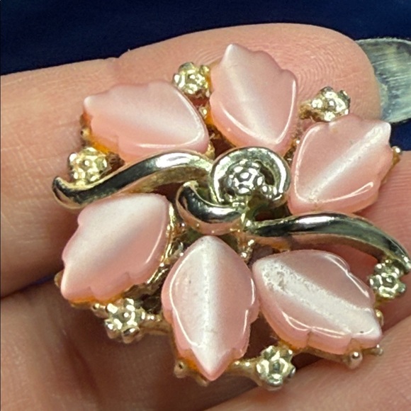 Vintage Elegant Floral Earrings Clip on Pink Cluster Petals Flower Gold Tone - Picture 2 of 7
